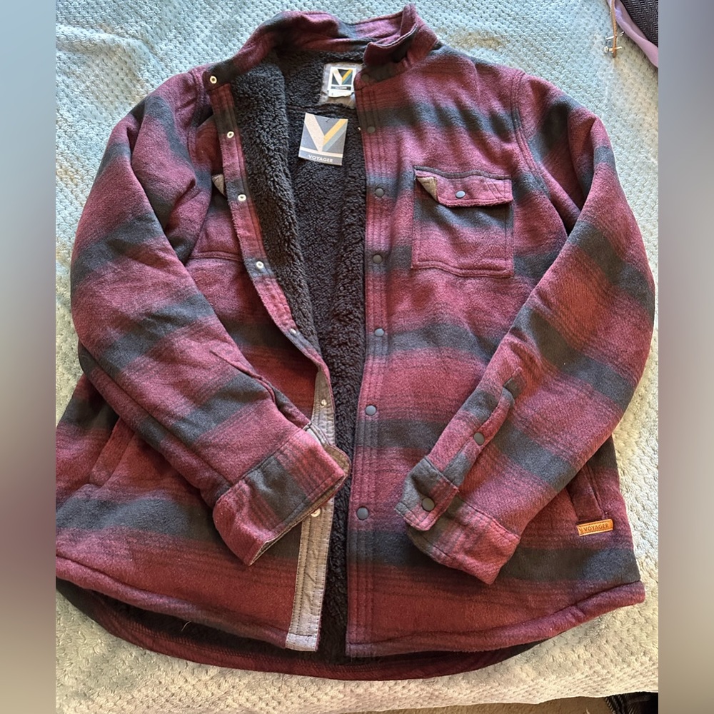 Red and black Voyager men’s flannel size Large